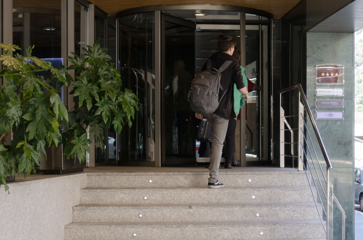Un turista entra en un hotel.
 