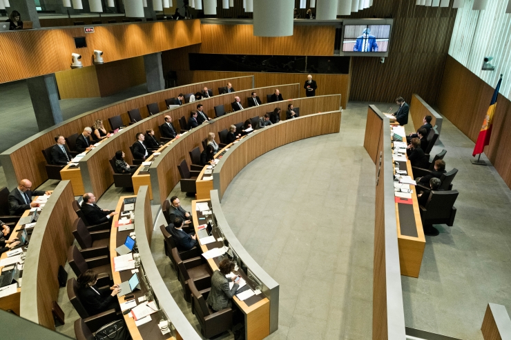 Els consellers generals i els membres del Govern durant una sessió de Consell General.