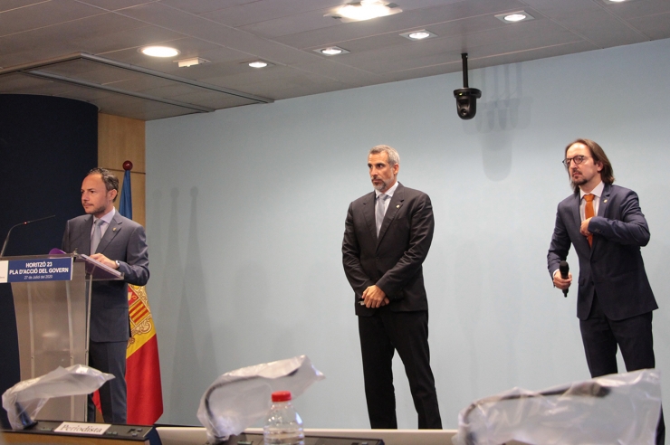 El cap de Govern, Xaver Espot, durant la roda de premsa en què ha presentat el full de ruta per a la legislatura, acompanyat dels secretaris d'Estat de Telecomunicacions i Infraestuctures, Cèsar Marquina, i d'Afers Europeus, Landry Riba.