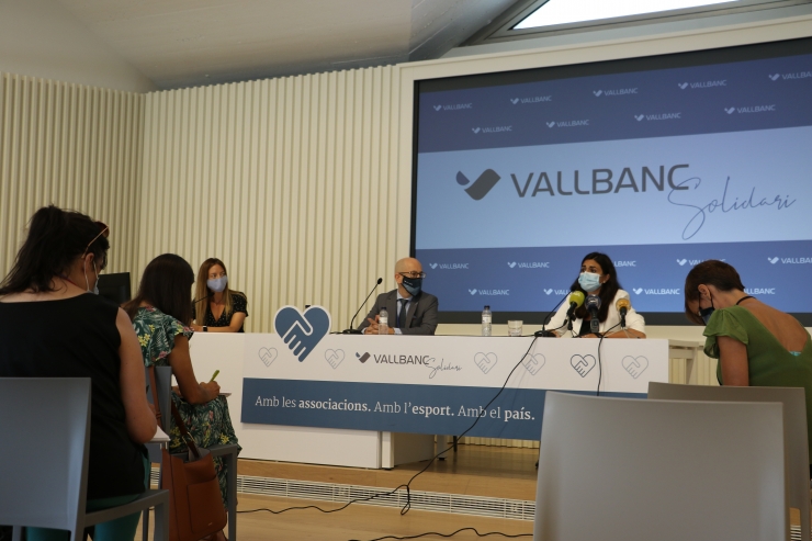 La secretària d’Estat d’Afers Socials, Habitatge i Joventut, Maria Teresa Milà; la secretària d’Estat de Salut, Helena Mas, així com el director general de Negoci de Vall Banc, Sergi Martín, durant l'acte que ha representat l'entrega de les 29 tauletes.