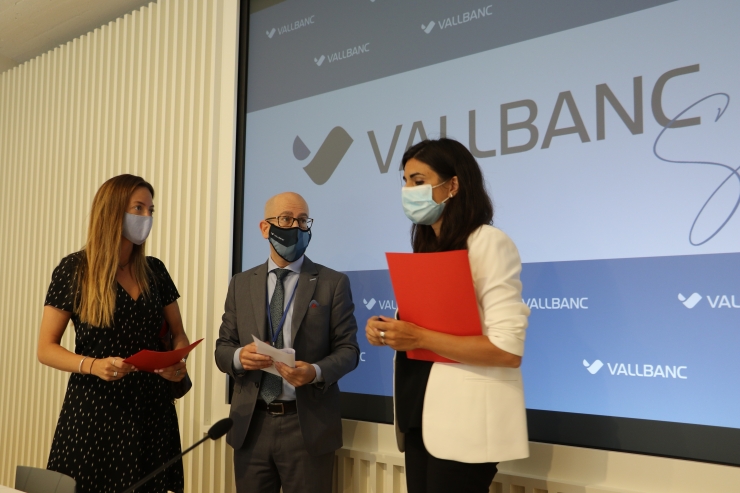 La secretària d’Estat d’Afers Socials, Habitatge i Joventut, Maria Teresa Milà; la secretària d’Estat de Salut, Helena Mas, i el director general de Negoci de Vall Banc, Sergi Martín.