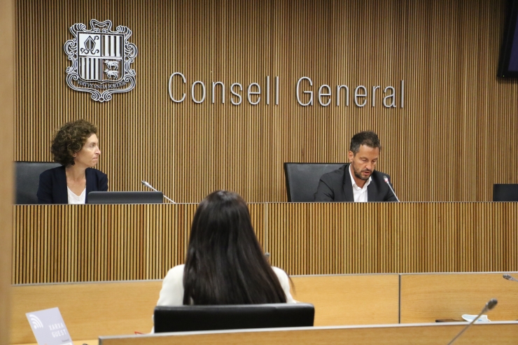 La ministra d'Afers Exteriors, Maria Ubach, amb el president del grup parlamentari socialdemòcrata i president de la comissió legislativa de Política Exterior, Pere López, durant la presentació de l'informe anual d'acció exterior 2019.