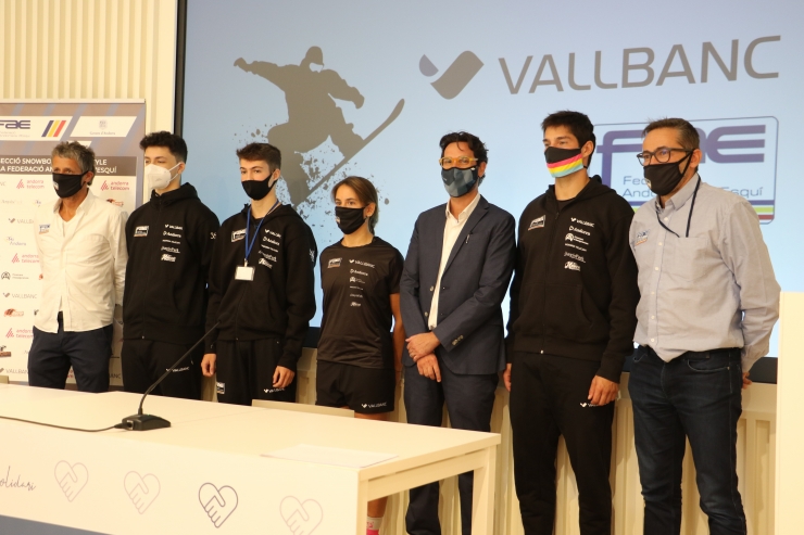 El director de gestió de persones de Vall Banc, Marc Cornella, envoltat de l'equip de la FAE (Lluís Marín, Naeva Estévez, Xavi Matas i Mario Da Cruz) i el gerent de la FAE, Carles Visa.