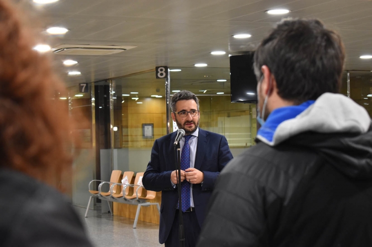 El ministre de Finances, Eric Jover, durant la roda de premsa oferta per explicar l'acord amb el Banc de Desenvolupament Europeu.