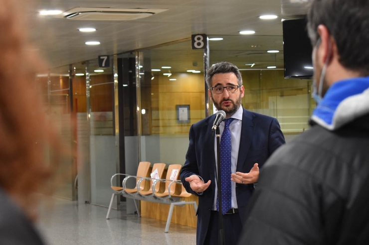 El ministre de Finances, Eric Jover, durant la roda de premsa oferta per  explicar l'acord amb el Banc de Desenvolupament Europeu, aquest divendres a la tarda.