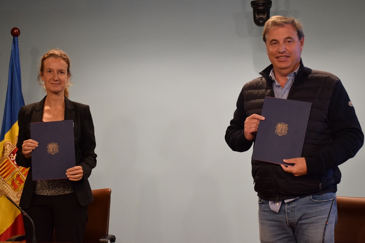 La ministra de Medi Ambient, Agricultura i Sostenibilitat, Sílvia Calvó, i el president de l'Acoda, Josep Roca, després de la signatura del conveni.