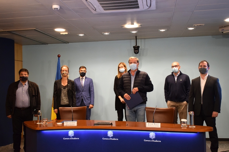 La ministra de Medi Ambient, Agricultura i Sostenibilitat, Sílvia Calvó, amb els representants ministerials i del sector de l'edificació.