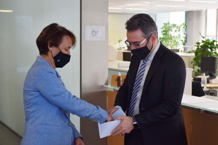El ministre de Finances, Eric Jover, i la síndica general, Roser Suñé, durant l'entrega del projecte de llei del pressupost 2021.