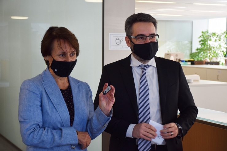 El ministre de Finances, Eric Jover, i la síndica general, Roser Suñé, durant l'entrega del projecte de llei del pressupost 2021.