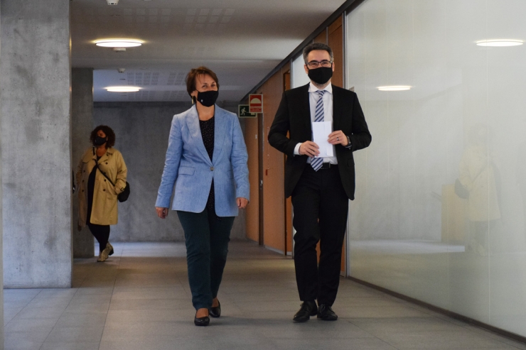 El ministre de Finances, Eric Jover, i la síndica general, Roser Suñé, moments previs a l'entrega del projecte de llei del pressupost 2021.