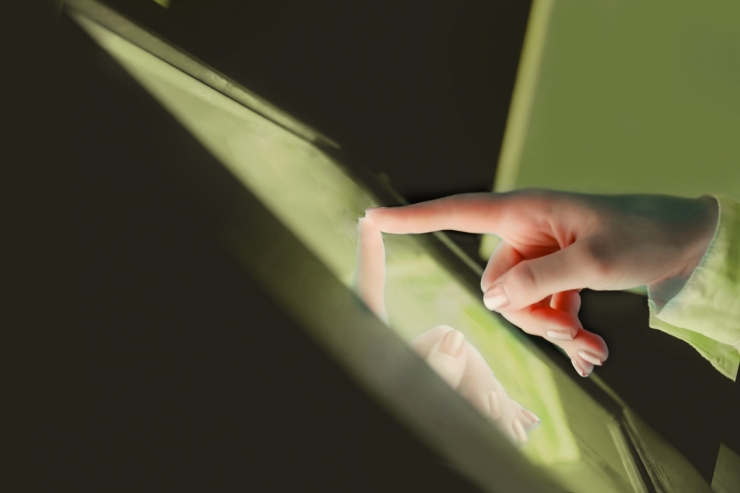 Una persona en un caixer automàtic.