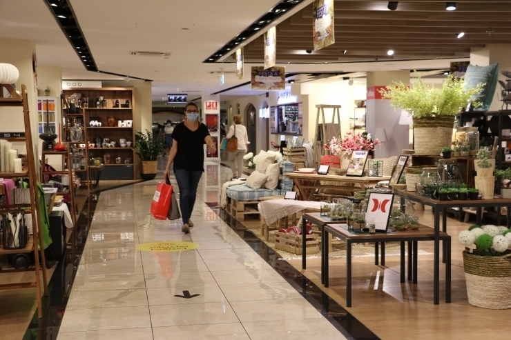 Una persona camina per un establiment comercial.