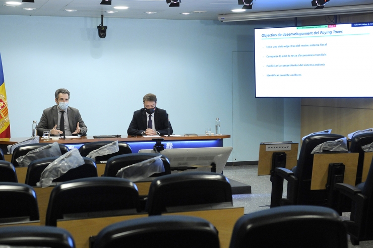 El ministre de Finances, Eric Jover, i el director del departament de Tributs i Fronteres, Albert Hinojosa, durant la roda de premsa.