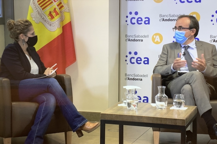 Un moment de la taula rodona 'El futur a debat' celebrat aquest dijous a la seu de la CEA.