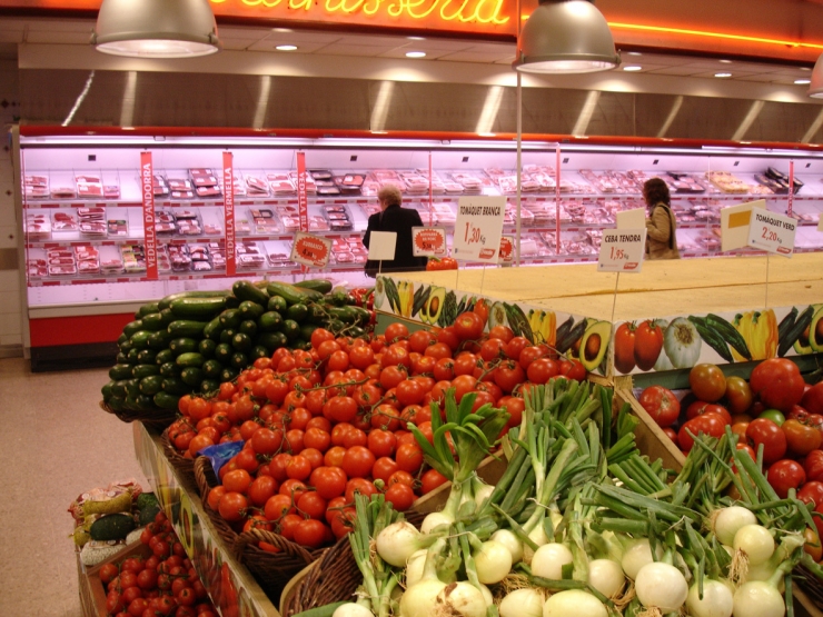 La secció de verudes d'un supermercat.
