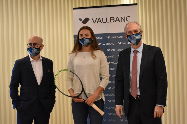 La tenista Vicky Jiménez, al centre, acompanyada dels directius del banc, aquest dilluns.