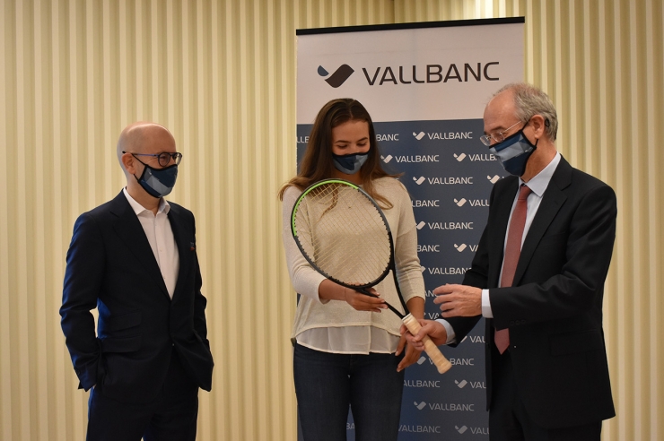 La tenista Vicky Jiménez, al centre, acompanyada dels directius del banc, aquest dilluns.