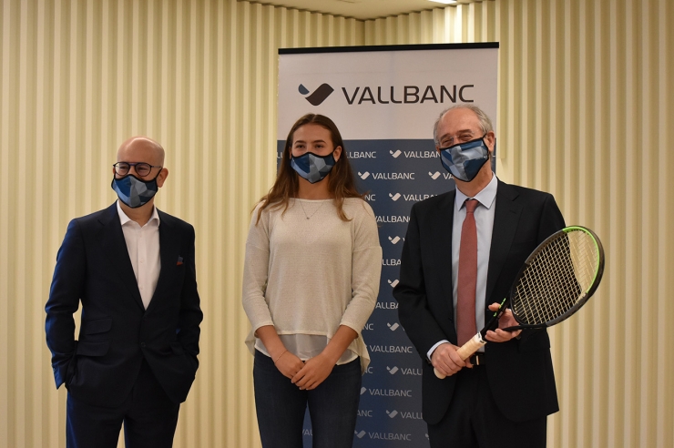 La tenista Vicky Jiménez, al centre, acompanyada dels directius del banc, aquest dilluns.