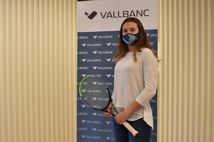 La tenista Vicky Jiménez, amb la raqueta que va guanyar el seu primer gran torneig, aquest dilluns.