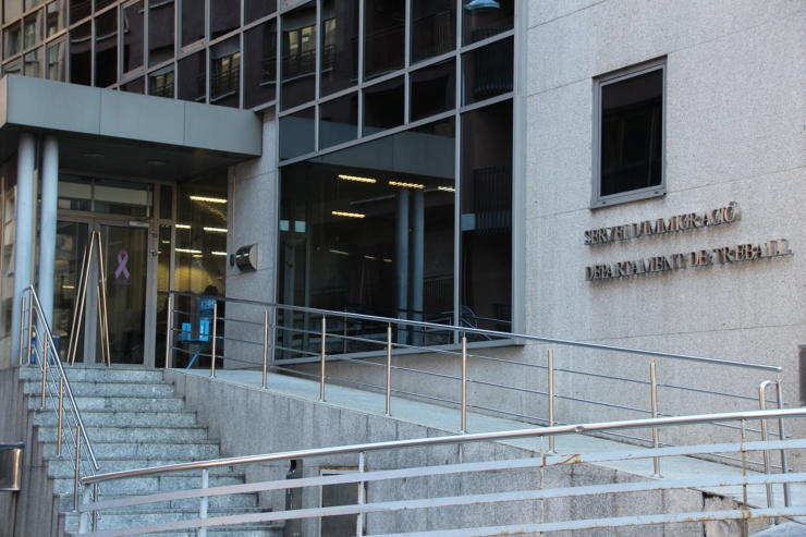 L'entrada a l'edifici del servei d'Immigració.