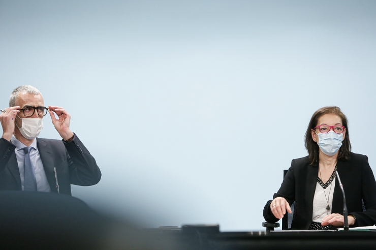 El secretari d’Estat d’Economia, Èric Bartolomé, i la directora del departament d’Ocupació i Treball, Laura Vilella, durant la roda de premsa.