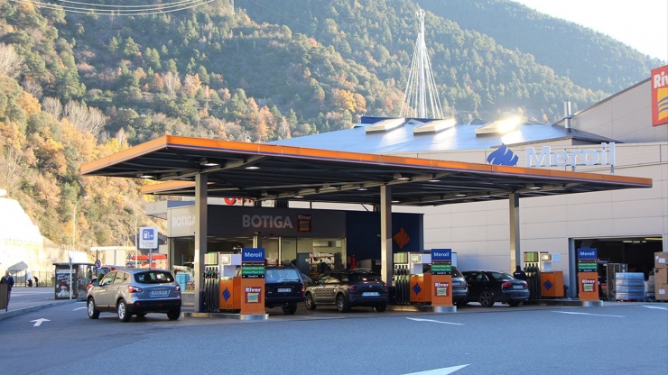 Vehicles en una benzinera.