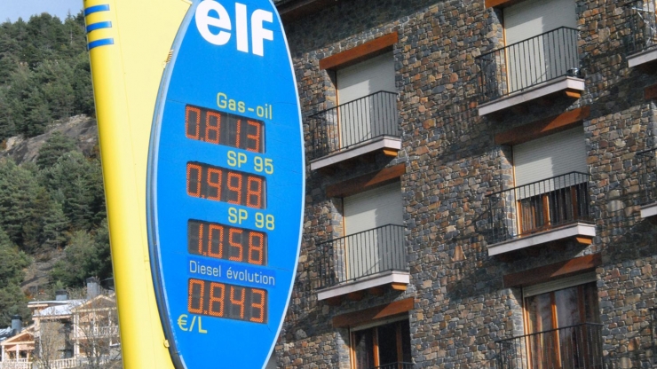 Preus en una benzinera en una imatge d'arxiu.