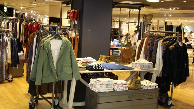 Una botiga de vestit i calçat.