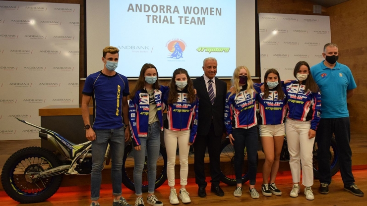 L'entrenador de l'Andorra Women Trial, Oriol Pi; el subdirector general banca país d'Andbank, Josep Maria Cabanes; el secretari del Moto Club Pirineu, Josep Puntí, i les integrants de l'equip: Maria Font, Alèxia Lladó, Lola Gabriel, Aitana Núñez i Laia Pi, durant la presentació de l'any anterior.
