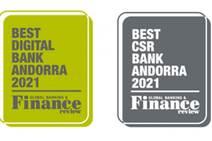 Els segells que acrediten els guardons rebuts per Crèdit Andorrà.