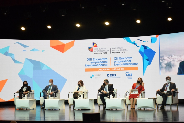 Un moment del debat sobre turisme en què ha pres part la ministra de Turisme, Verònica Canals.