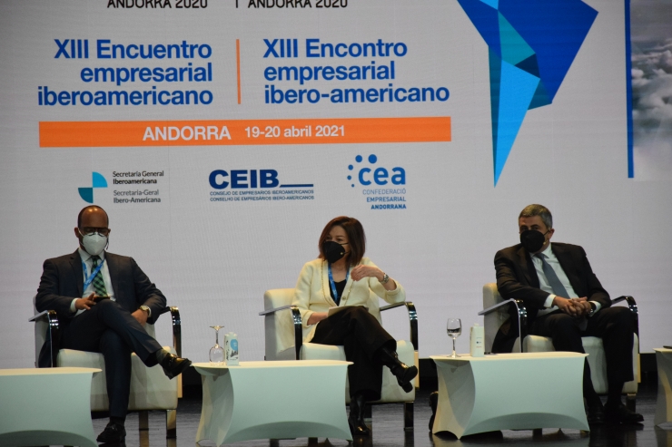 Un moment del debat sobre turisme en què ha pres part la ministra de Turisme, Verònica Canals.