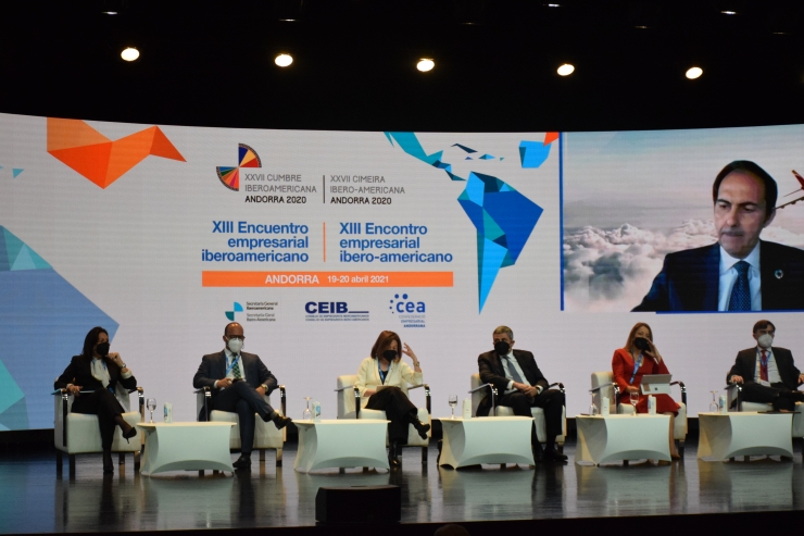 Un moment del debat sobre turisme en què ha pres part la ministra de Turisme, Verònica Canals.