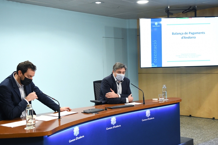 El secretari d'Estat de Diversificació Econòmica i Innovació, Marc Galabert, i el director del departament d'Estadística, Joan Soler, durant la roda de premsa d'aquest divendres.