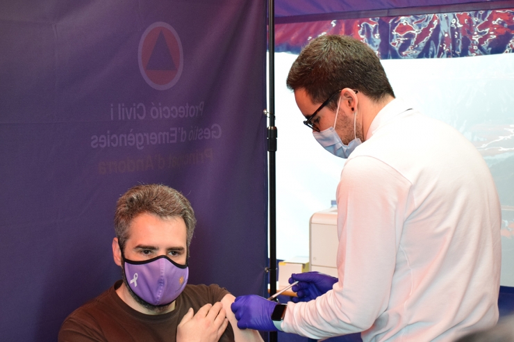 El ministre de Finances, Eric Jover, rebent la vacuna.