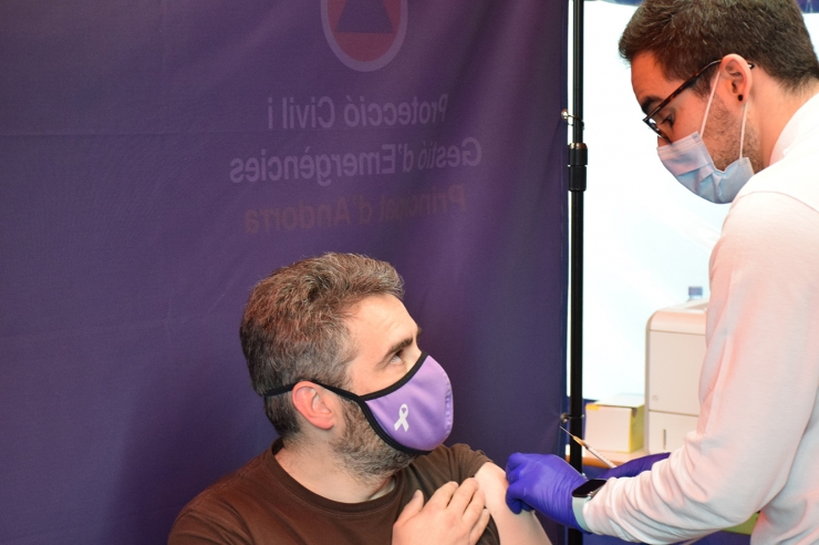 El ministre de Finances, Eric Jover, rep el vaccí.