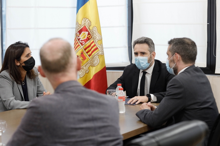 El ministre de Finances i portaveu, Eric Jover, i el secretari d’Estat  d’Afers Financers Internacionals, Marc Ballestà, amb la delegació tècnica del Banc de  Desenvolupament del Consell d’Europa (CEB) que ha visitat Andorra.