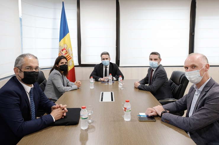 El ministre de Finances i portaveu, Eric Jover, i el secretari d’Estat  d’Afers Financers Internacionals, Marc Ballestà, amb la delegació tècnica del Banc de  Desenvolupament del Consell d’Europa (CEB) que ha visitat Andorra.