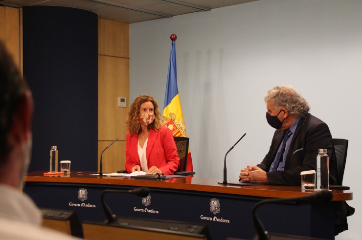 La ministra de Medi Ambient, Agricultura i Sostenibilitat, Sílvia  Calvó, i el president de l'AGIA, Jordi Galobardas, durant la roda de premsa.