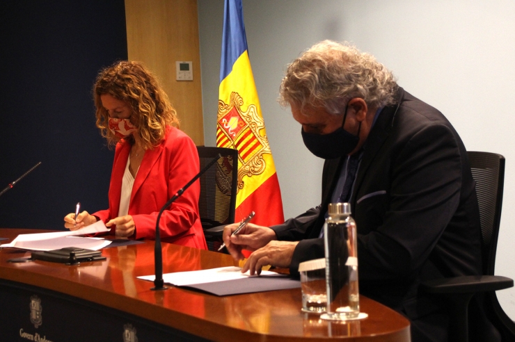 La ministra de Medi Ambient, Agricultura i Sostenibilitat, Sílvia Calvó, i el president de l'AGIA, Jordi Galobardas, signen els convenis.