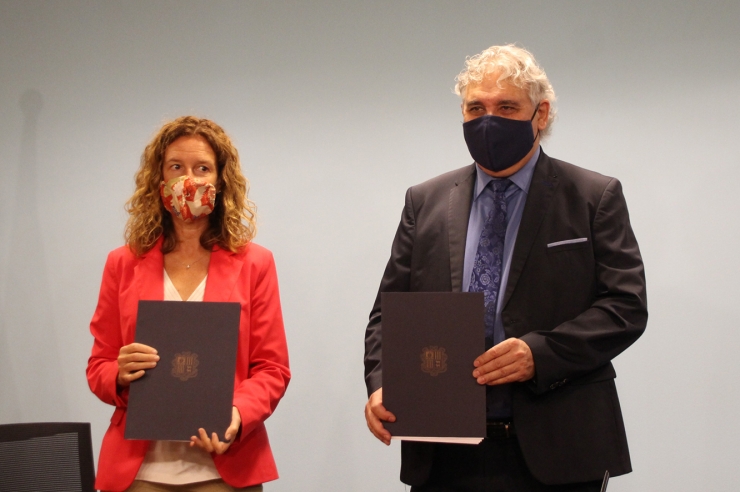 La ministra de Medi Ambient, Agricultura i Sostenibilitat, Sílvia  Calvó, i el president de l'AGIA, Jordi Galobardas, signen els convenis.