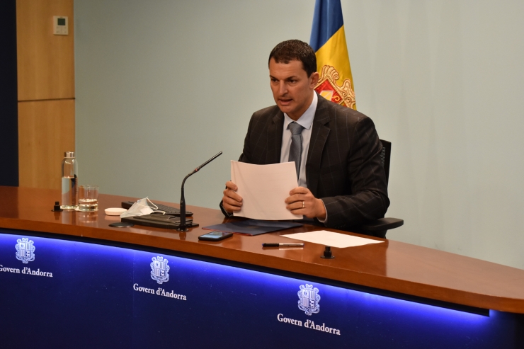 El ministre de Presidència, Economia i Empresa, Jordi Gallardo, presenta el projecte de llei.