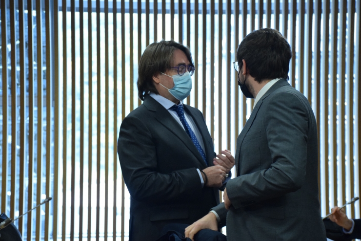 El president del grup parlamentari Ciutadans Compromesos, Carles Naudi, i el conseller general socialdemòcrata, Roger Padreny, aquest dijous durant la compareixença del ministre de Finances, Eric Jover, al Consell General per explicar el projecte de llei del pressupost per a l'exercici 2022.