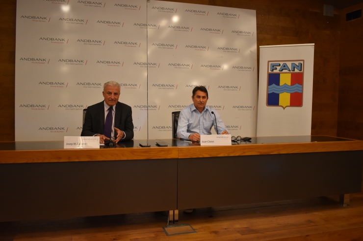El sotsdirector general de Banca País d'Andbank, Josep M. Cabanes, i el president de la FAN, Joan Clotet, durant la compareixença d'aquest dimarts.