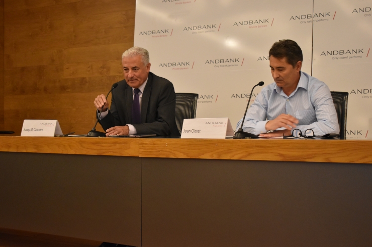 El sotsdirector general de Banca País d'Andbank, Josep M. Cabanes, i el president de la FAN, Joan Clotet, durant la compareixença d'aquest dimarts.