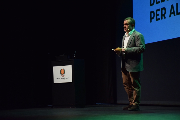 El cònsol major de Sant Julià de Lòria, Josep Majoral, durant la reunió de poble per fer balanç any del segon any de mandat del comú de Sant Julià de Lòria.