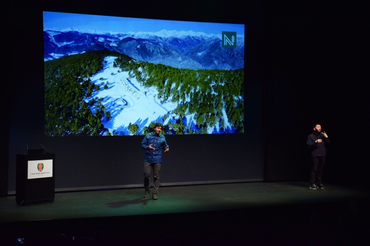 El director de Naturland, Xabier Ajona, durant la reunió de poble d'aquest dimarts.
