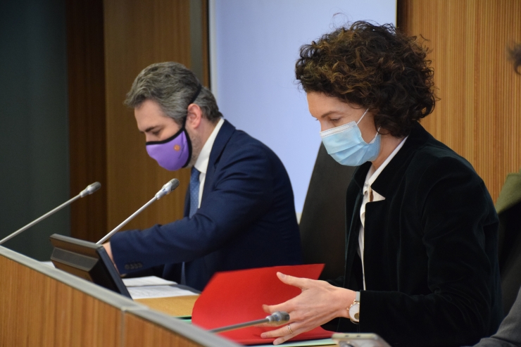 La ministra d'Afers Exteriors, Maria Ubach, i el ministre de Finances, Eric Jover, moments previs a l'inici de la comissió legislativa de Política Exterior.