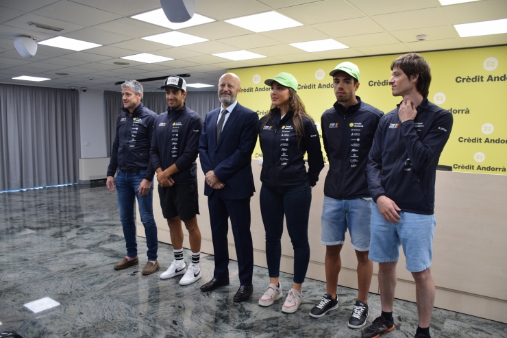 D'esquerra a dreta: el gerent de la FAE, Carles Visa; el corredor, Joan Verdú; el director de l'àrea de Negoci Bancari Andorra de Crèdit Andorrà, Martí Alfonso; els corredors, Cande Moreno i Àxel Esteve; i el director esportiu dels equips d'esquí alpí de la FAE, Roger Vidosa.