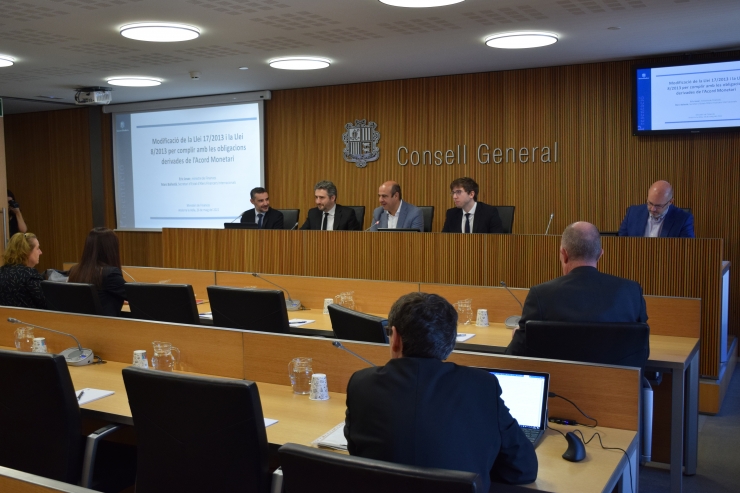 Un moment de la compareixença del ministre de Finances, Eric Jover, i el secretari d'Estat d'Afers Financers Internacionals, Marc Ballestà, davant la comissió legislativa de Finances.